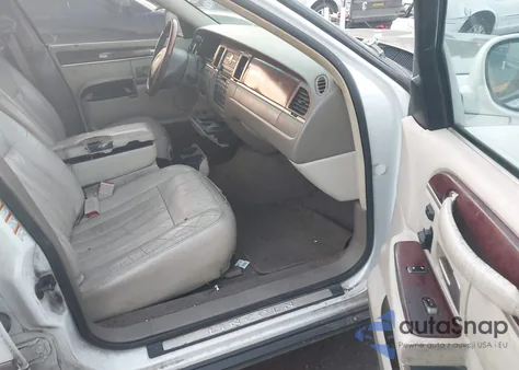 2003 Lincoln Town Car Signature from USA, damaged, VIN 1LNHM82WX3Y631122